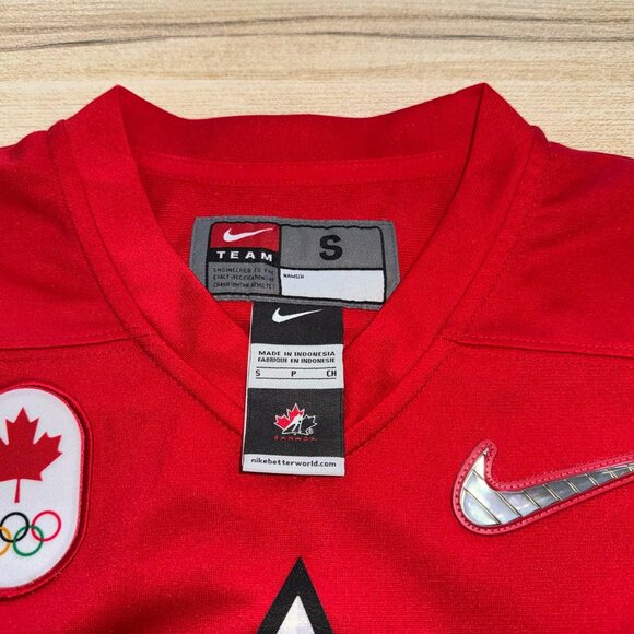 Nike Team Canada 2018 Olympic Red NHL Jersey - Picture 5 of 8
